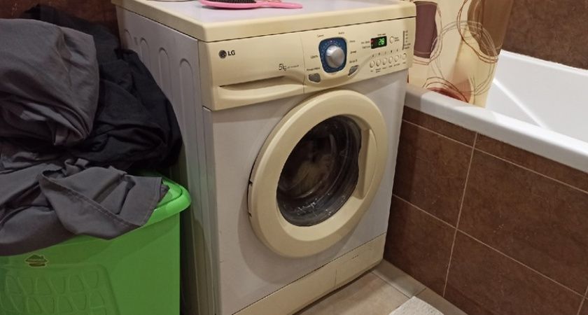 После начала стирки, а не до: узнала в 33, как правильно засыпать порошок в машинку — и даже жёлтые подмышки станут белее снега