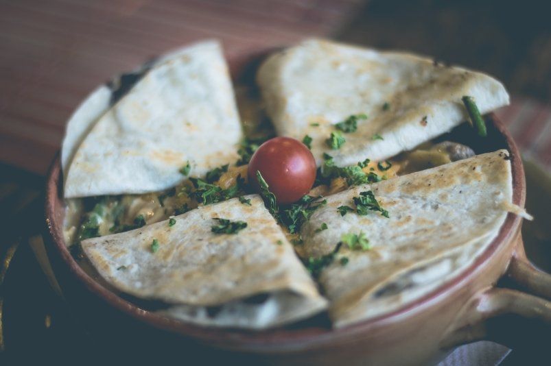 Вкуснятина на скорую руку: тортилья с колбасой на завтрак - проще не бывает