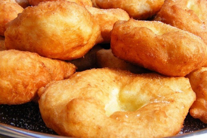 Взбиваем яйцо с кипятком — и гора сочных и пышных лепешек готова: у домочадцев только за ушами пищит