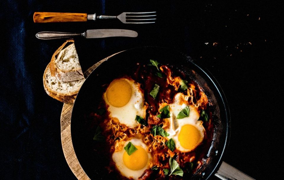 Идеальный завтрак из 3 яиц: сочная шакшука за 5 минут — вкуснее только в раю