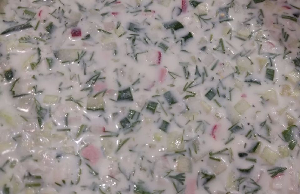 Жесткие огурцы — долой, добавляю в окрошку продукт повкуснее: теперь семья просит делать только так