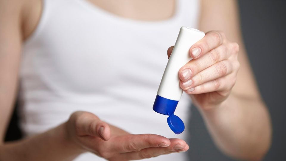 Умные хозяйки берегут просроченный крем как зеницу ока: вот что с ним делают