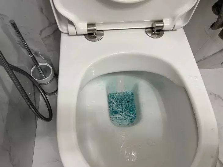 Как навсегда избавиться от некрасивой желтизны на крышке унитаза: пятна исчезли, а пластик сияет белизной