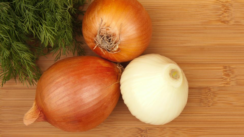 Очищенная половинка луковицы не засохнет: спасет одна хитрость