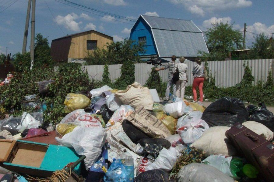 На дачном участке женщины образовалась свалка — штраф в 300 тысяч рублей за недосмотр соседей