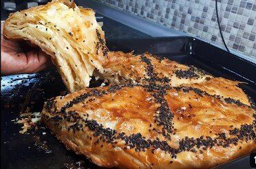 Слоеный пирог, от которого не останется крошки: секреты простого рецепта