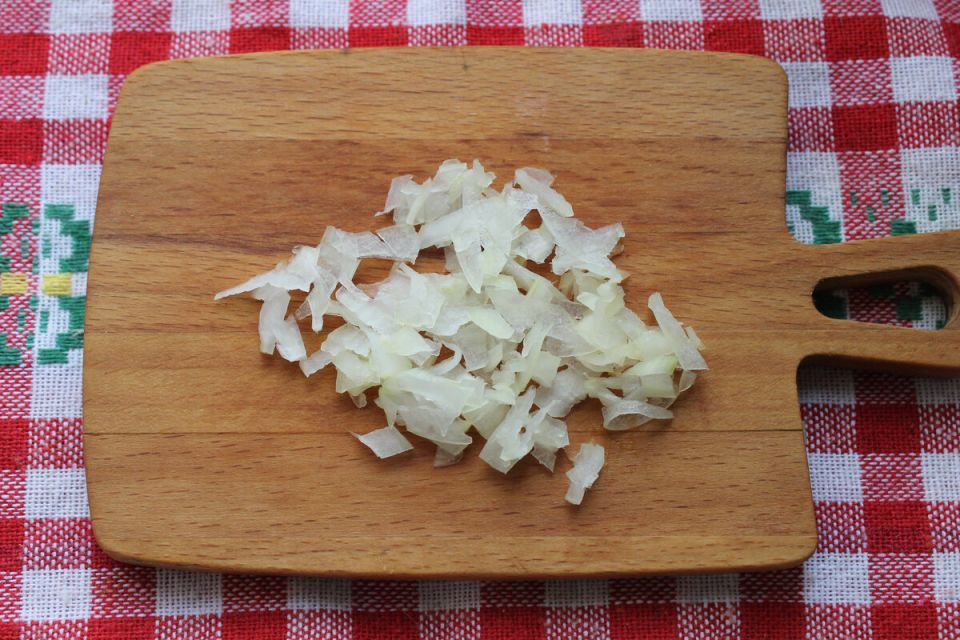 Слоеный салат с курицей и кукурузой: быстро, вкусно и всегда к месту