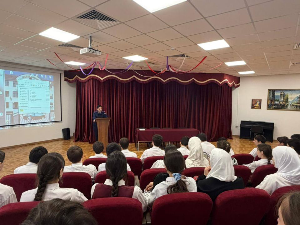 Сотрудник следственного управления встретился с учащимися общеобразовательного учреждения