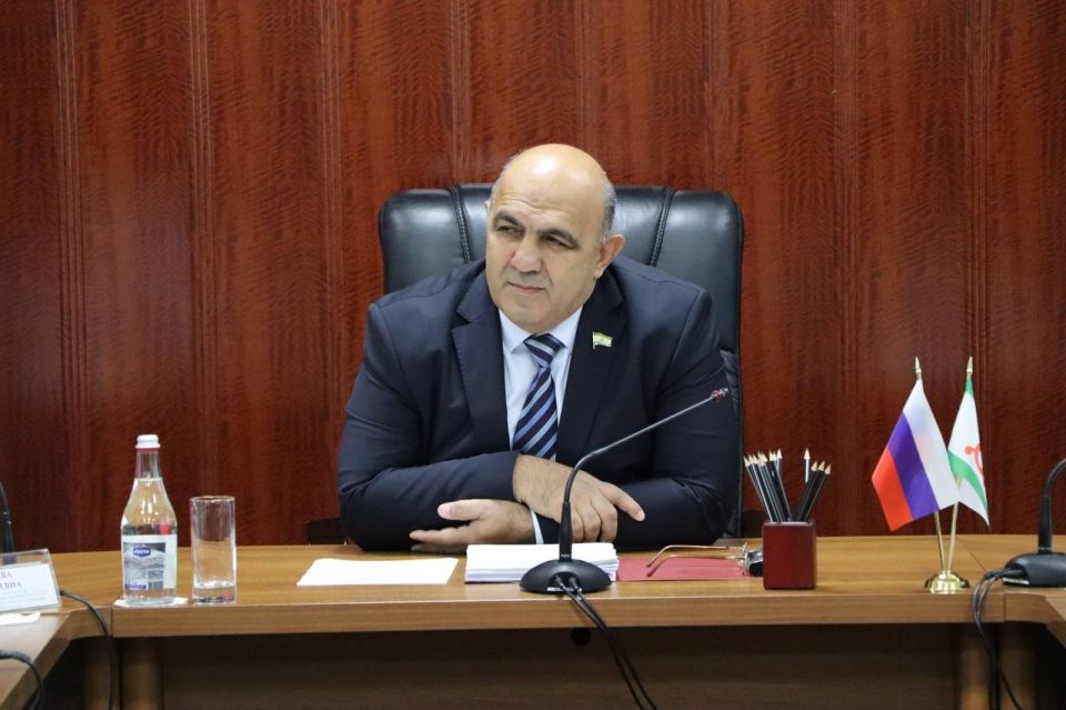 В Малом зале Парламента состоялось расширенное заседание комитета по здравоохранению, политике, делам ветеранов и участников специальной военной операции под руководством Бадрудина Олигова