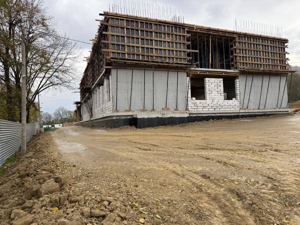 В с.п. Галашки продолжается строительство школы-интерната на 120 мест