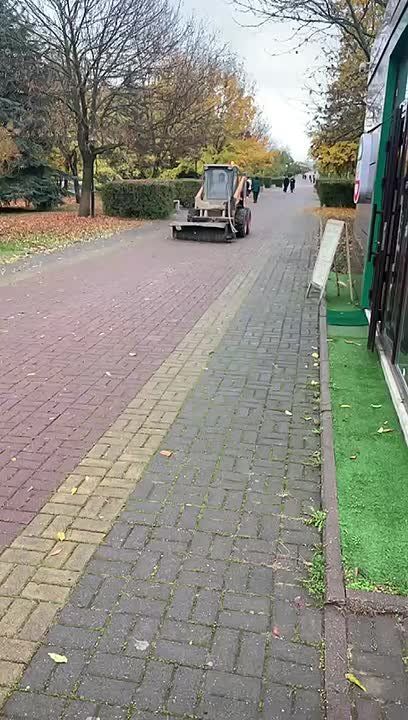 Осенняя уборка городских территорий продолжается!