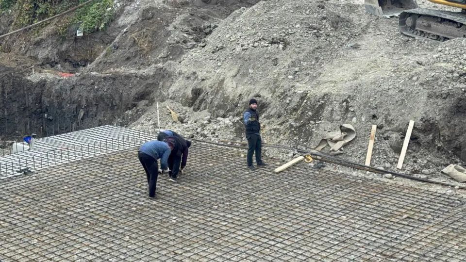 Ингушские единороссы проверили ход реконструкции моста в Карабулаке