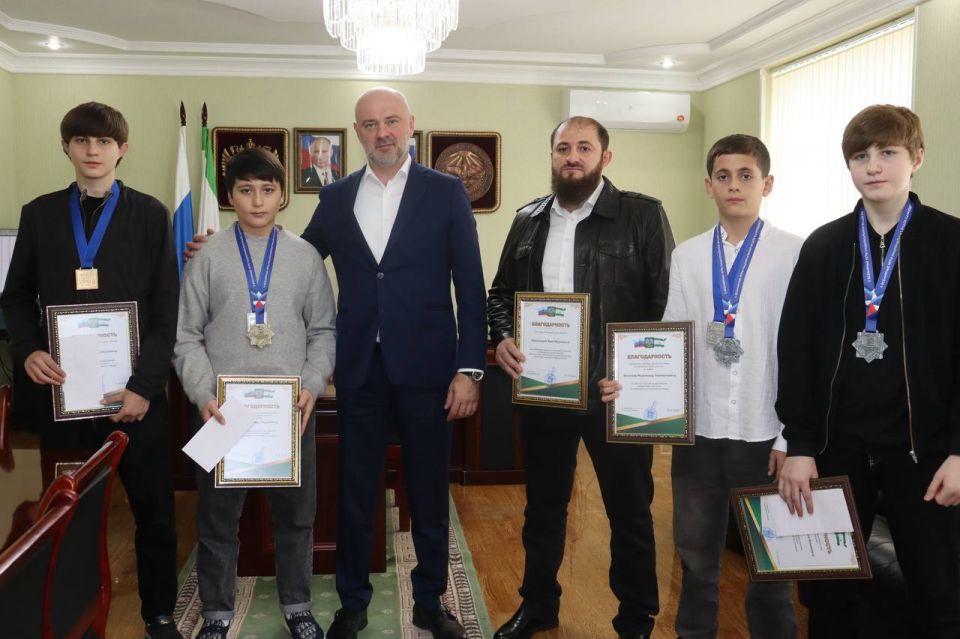 Назрань ЗА СПОРТ!. Сегодня в мэрии Назрани чествовали юных спортсменов из нашей республики, которые добились выдающихся результатов на международной арене по относительно новой дисциплине шахбокс