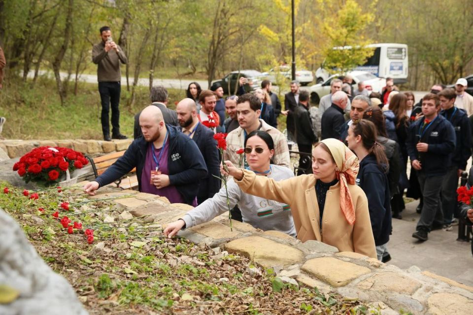 Российско-грузинская делегация почтила память строителей «Дороги дружбы» и посетила древний храм Тхаба-Ерды