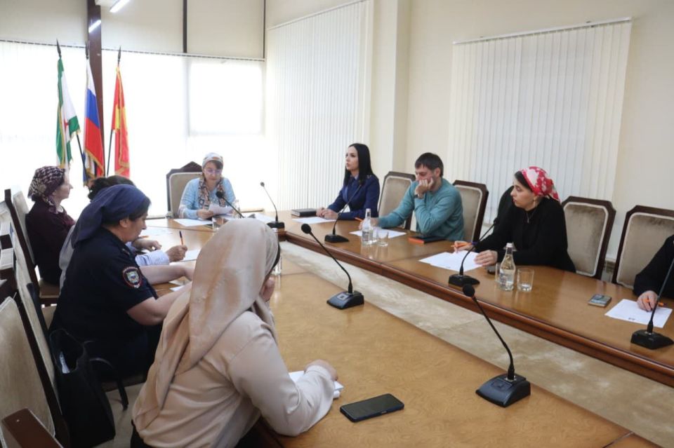 В мэрии города Магас состоялось заседание Комиссии по делам несовершеннолетних и защите их прав