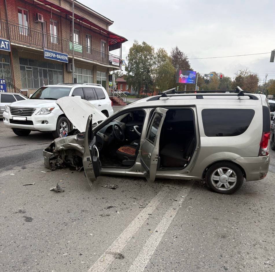В 10:44 по (мск) 26.10.2025 года в Центр обработки вызовов «Служба 112» поступило сообщение о дорожно-транспортном происшествии в г. Назрань по улице Картоева В 10:44 по (мск) 26.10.2025 года в Центр обработки вызовов «Служба 112» поступило сообщение о дорожно-транспортном происшествии в г. Назрань по улице Картоева