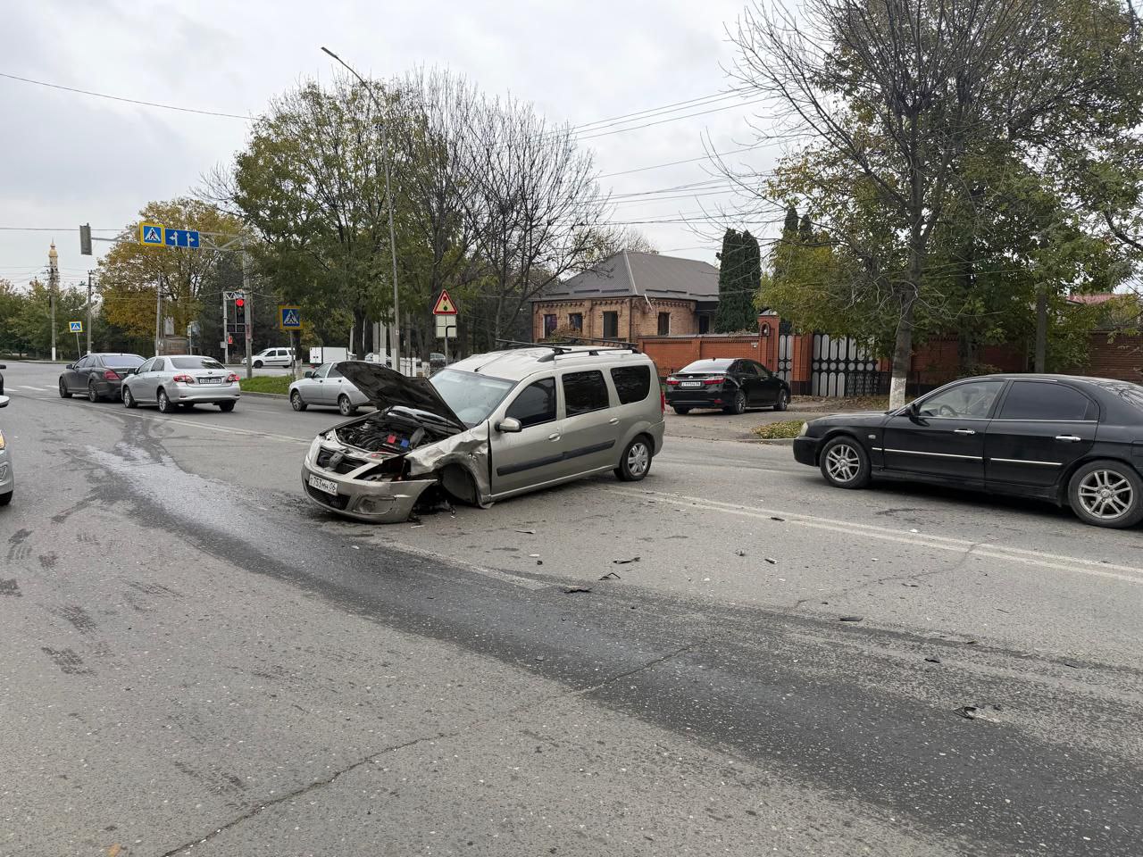 5 человек пострадали в ДТП в Назрани - виновник аварии не уступил дорогу автомобилю, имевшему преимущество 5 человек пострадали в ДТП в Назрани - виновник аварии не уступил дорогу автомобилю, имевшему преимущество