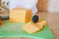 Почему сыр быстро становится резиновым на вкус: главные ошибки хозяек