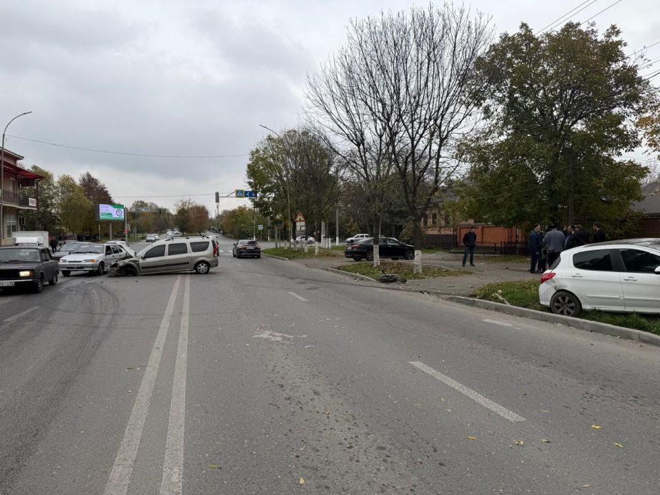 5 человек пострадали в ДТП в Назрани - виновник аварии не уступил дорогу автомобилю, имевшему преимущество