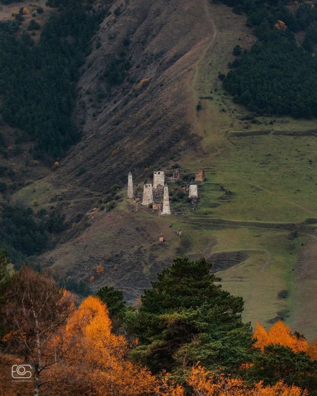 Осень в горах. Хамхи — одно из крупнейших башенных поселений горной Ингушетии замкового типа, расположено в центре Таргимской котловины на левом берегу реки Ассы