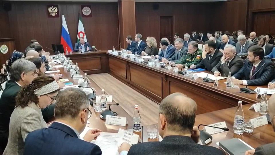 Начало рабочей недели в правительстве: премьер-министр Владимир Сластенин проводит расширенное заседание с министерствами, ведомствами, муниципалитетами и ресурсоснабжающими организациями