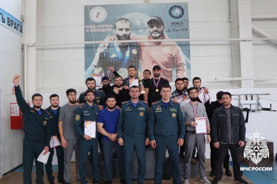 Соревнования сильнейших. В спортивной школе олимпийского резерва «Назрань» прошли лично-командные соревнования по гиревому спорту среди подразделений Главного управления МЧС России по Республике Ингушетия