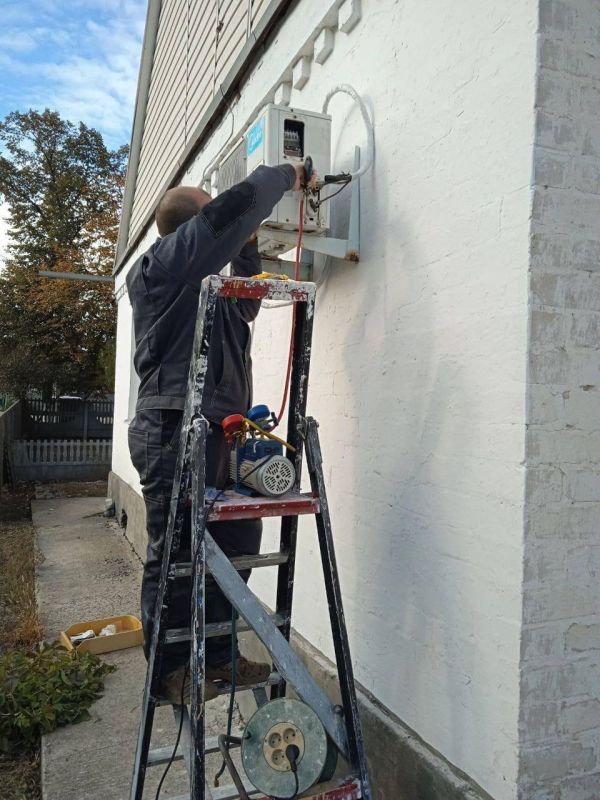 Специалисты аварийно-восстановительной бригады из Ингушетии установили современную сплит-систему в ФАП села Виноградное