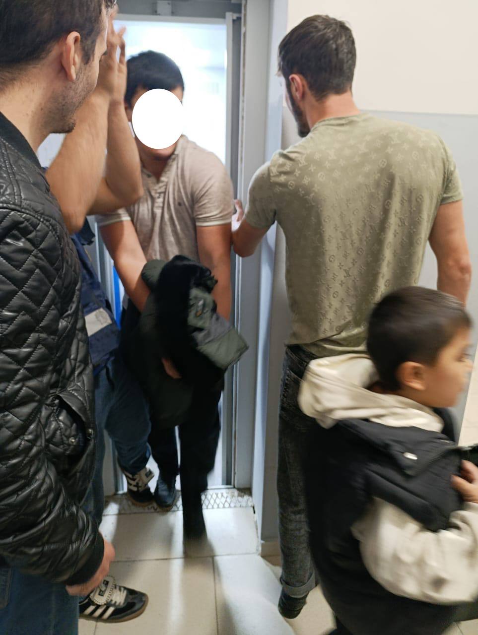 В 18:30 по мск 29.10.2025 г. в Центр обработки вызовов "Служба 112" поступило сообщение о том, что в городе Сунжа, по улице Менделеева № 50, в лифте застряли люди В 18:30 по мск 29.10.2025 г. в Центр обработки вызовов "Служба 112" поступило сообщение о том, что в городе Сунжа, по улице Менделеева № 50, в лифте застряли люди