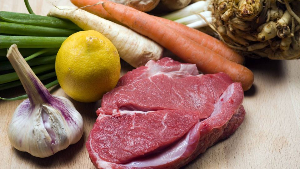 Мясо в супе всегда будет нежным: хозяйки добавляют в бульон простое средство