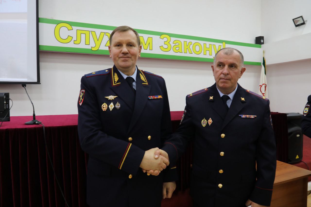 Накануне Министр внутренних дел по Республике Ингушетия генерал-майор полиции Владимир Котов в торжественной обстановке вручил очередные специальные звания пятерым сотрудникам ведомства Накануне Министр внутренних дел по Республике Ингушетия генерал-майор полиции Владимир Котов в торжественной обстановке вручил очередные специальные звания пятерым сотрудникам ведомства