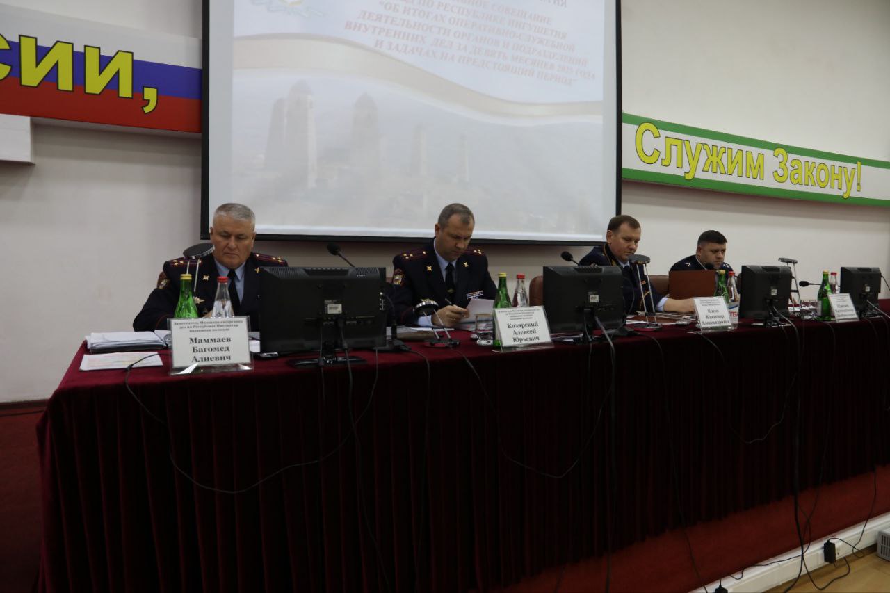 Накануне Министр внутренних дел по Республике Ингушетия генерал-майор полиции Владимир Котов в торжественной обстановке вручил очередные специальные звания пятерым сотрудникам ведомства Накануне Министр внутренних дел по Республике Ингушетия генерал-майор полиции Владимир Котов в торжественной обстановке вручил очередные специальные звания пятерым сотрудникам ведомства