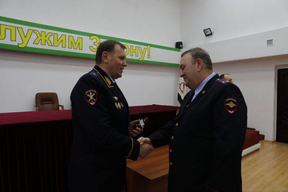 Накануне Министр внутренних дел по Республике Ингушетия генерал-майор полиции Владимир Котов в торжественной обстановке вручил очередные специальные звания пятерым сотрудникам ведомства