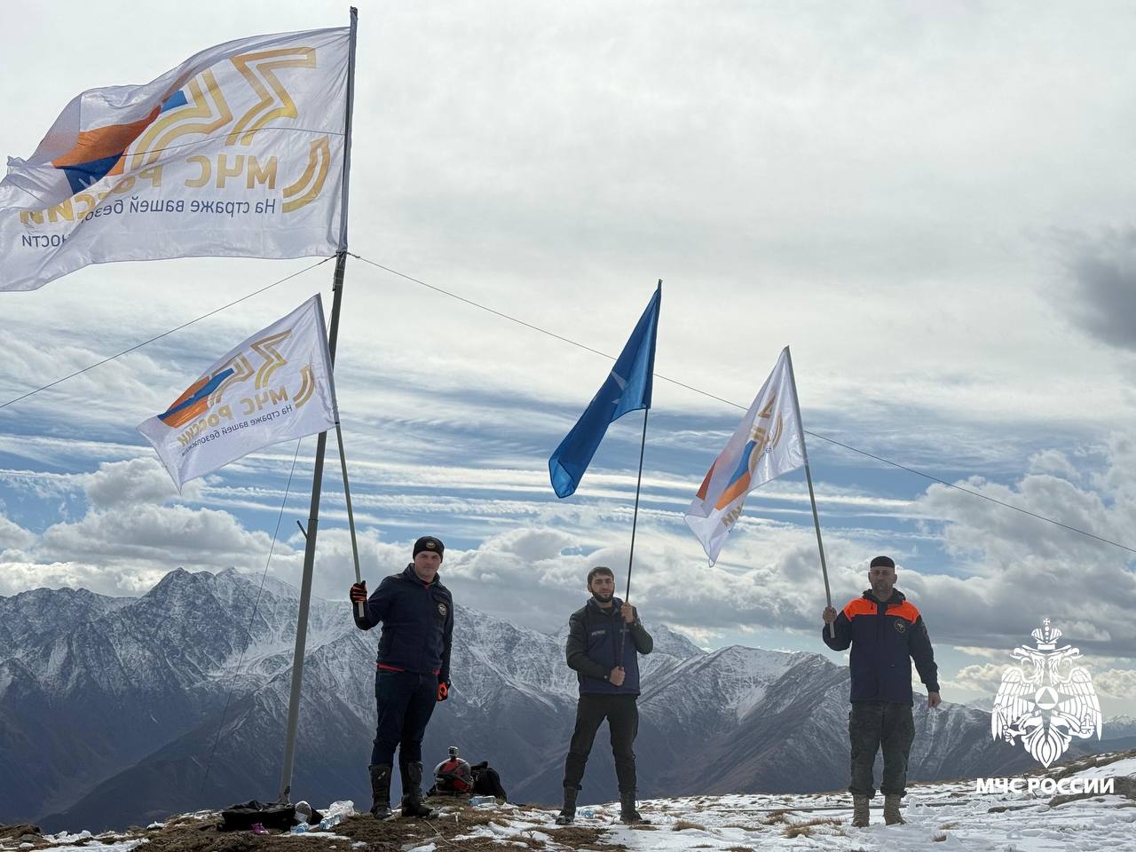 На Столовой горе развернут флаг 35-летия МЧС России На Столовой горе развернут флаг 35-летия МЧС России