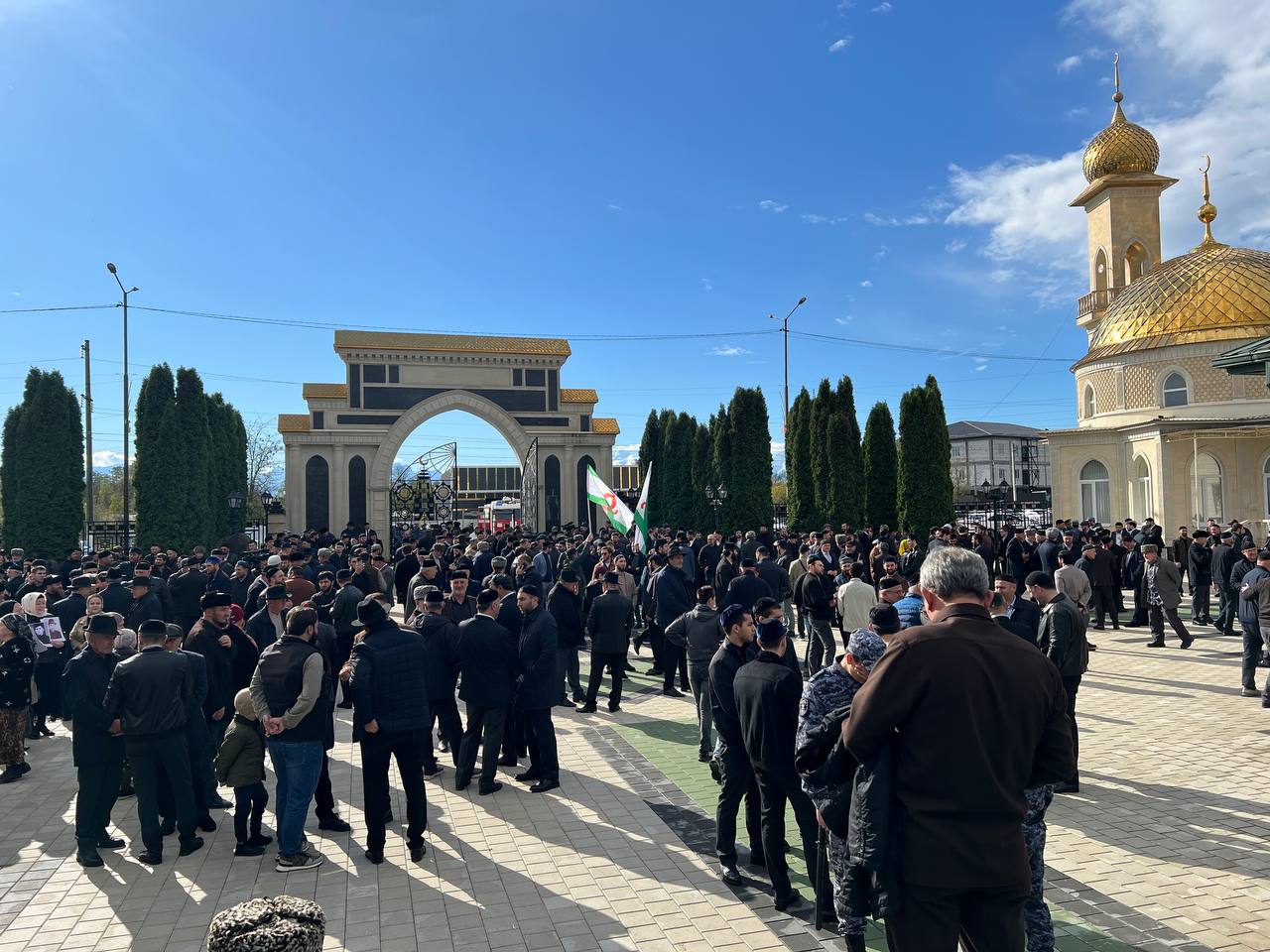 Сотрудники МЧС Республики Ингушетии во главе с исполняющим обязанности министра по делам гражданской обороны и чрезвычайным ситуациям Республики Ингушетия Александром Евлоевым приняли участие в республиканском траурном... Сотрудники МЧС Республики Ингушетии во главе с исполняющим обязанности министра по делам гражданской обороны и чрезвычайным ситуациям Республики Ингушетия Александром Евлоевым приняли участие в республиканском траурном...