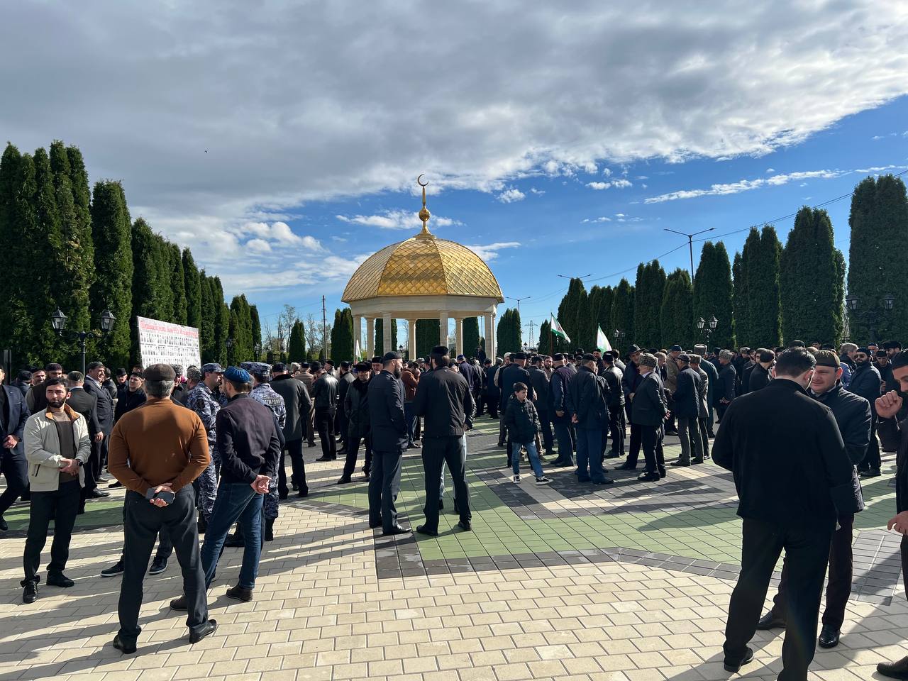 Сотрудники МЧС Республики Ингушетии во главе с исполняющим обязанности министра по делам гражданской обороны и чрезвычайным ситуациям Республики Ингушетия Александром Евлоевым приняли участие в республиканском траурном... Сотрудники МЧС Республики Ингушетии во главе с исполняющим обязанности министра по делам гражданской обороны и чрезвычайным ситуациям Республики Ингушетия Александром Евлоевым приняли участие в республиканском траурном...