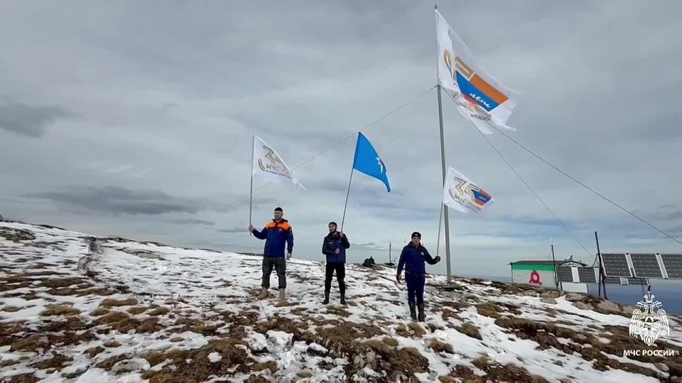 На Столовой горе развернут флаг 35-летия МЧС России