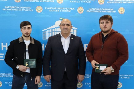 Заместитель комитета по здравоохранению, социальной политике, делам ветеранов и участников СВО Бадрудин Олигов провел торжественное вручение юбилейных медалей «100 лет государственности Республики Ингушетия» представителям...
