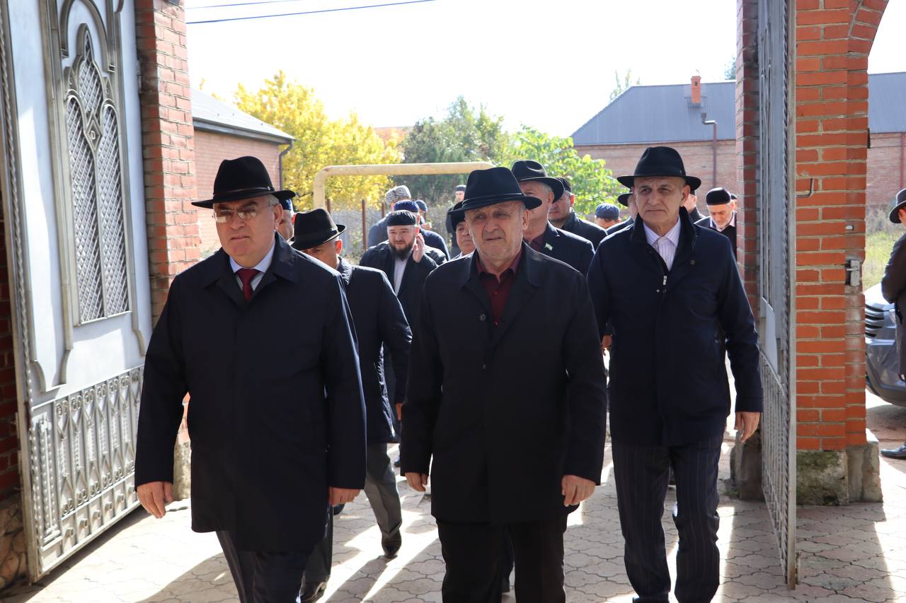 Магомет Тумгоев и депутаты Народного Собрания РИ побывали на похоронах бывшего депутата Народного Собрания РИ Сет-Салима Ахильгова, который скончался на 83-м году жизни после продолжительной болезни