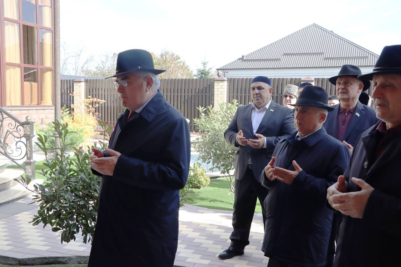 Магомет Тумгоев и депутаты Народного Собрания РИ побывали на похоронах бывшего депутата Народного Собрания РИ Сет-Салима Ахильгова, который скончался на 83-м году жизни после продолжительной болезни Магомет Тумгоев и депутаты Народного Собрания РИ побывали на похоронах бывшего депутата Народного Собрания РИ Сет-Салима Ахильгова, который скончался на 83-м году жизни после продолжительной болезни