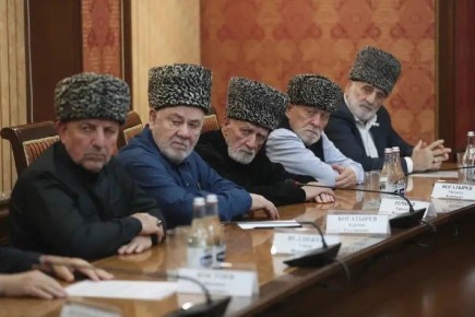 Поддержку семей участников СВО обсудил Махмуд-Али Калиматов со старейшинами