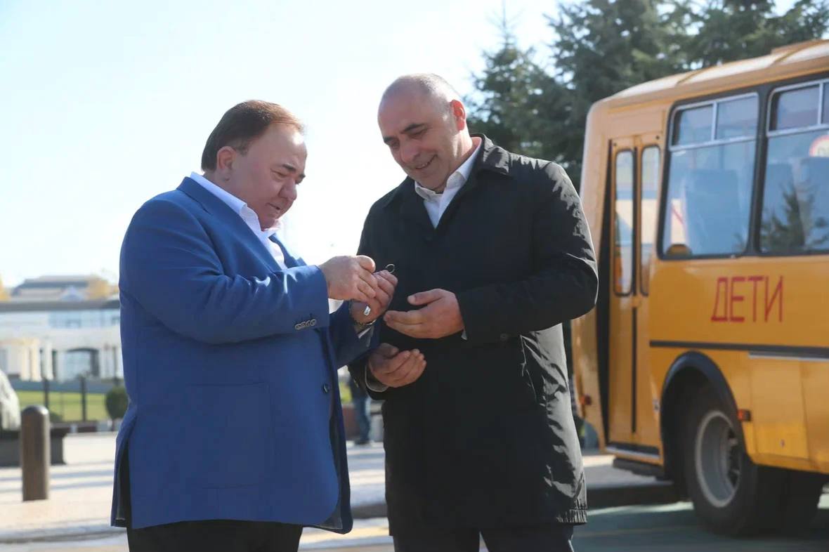 Глава Ингушетии вручил ключи от новых школьных автобусов Глава Ингушетии вручил ключи от новых школьных автобусов