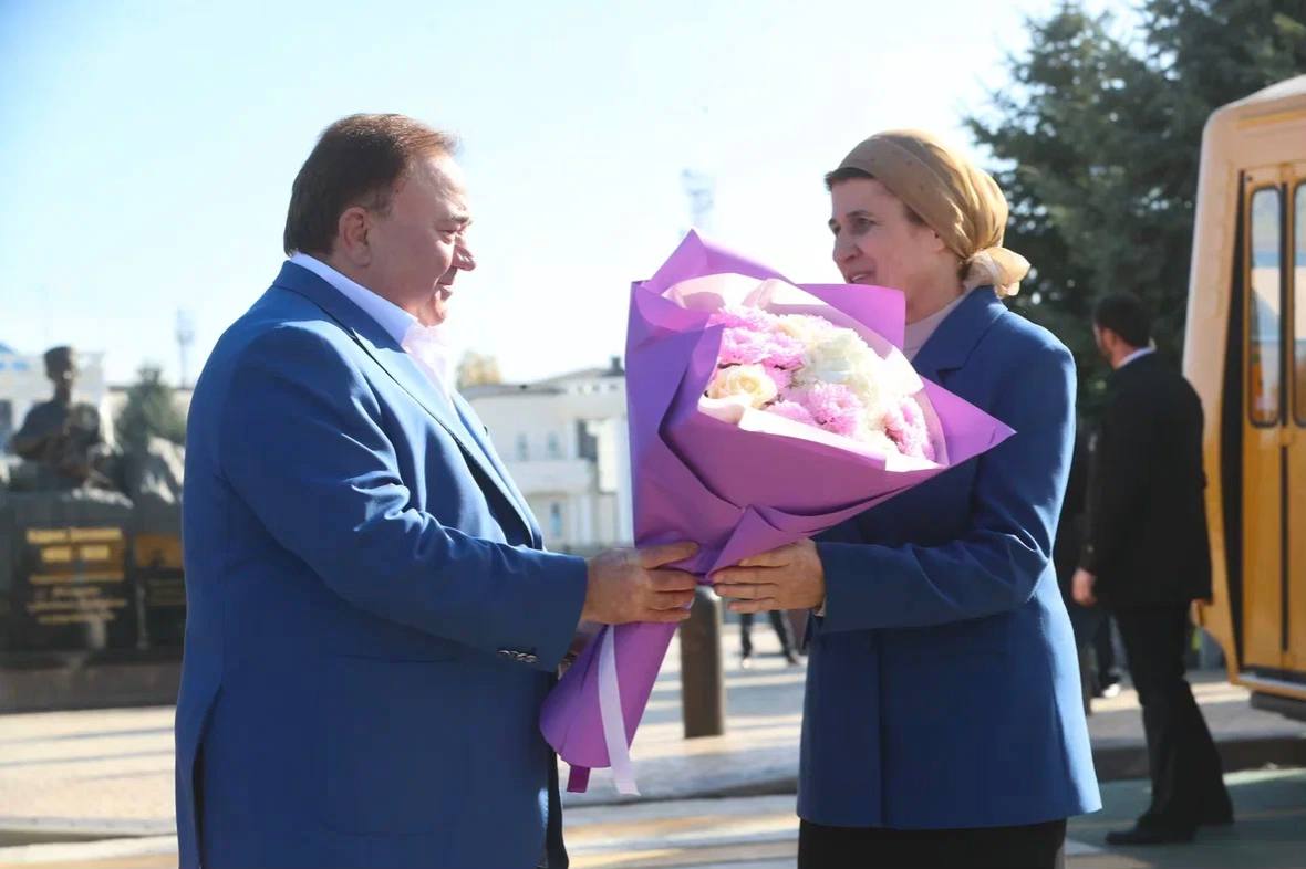 Глава Ингушетии вручил ключи от новых школьных автобусов Глава Ингушетии вручил ключи от новых школьных автобусов