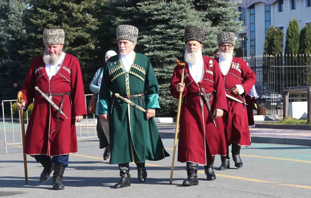 Глава Ингушетии вручил ключи от новых школьных автобусов Глава Ингушетии вручил ключи от новых школьных автобусов