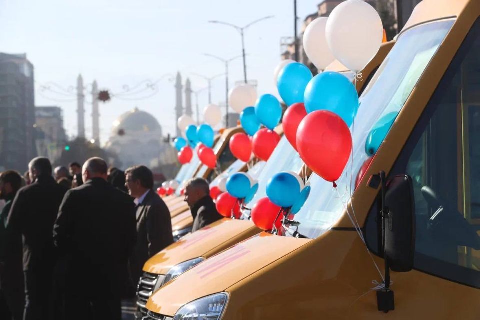 Глава Ингушетии вручил ключи от новых школьных автобусов