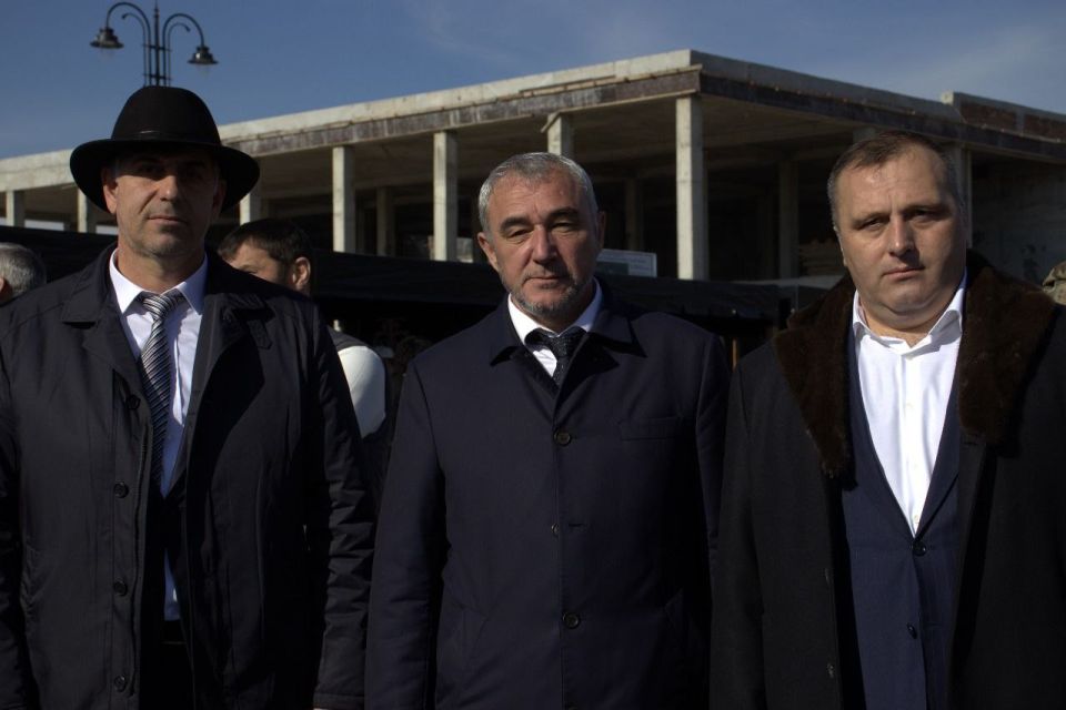 В эти минуты на площади Алания проходит торжественное мероприятие, приуроченное ко Дню народного единства