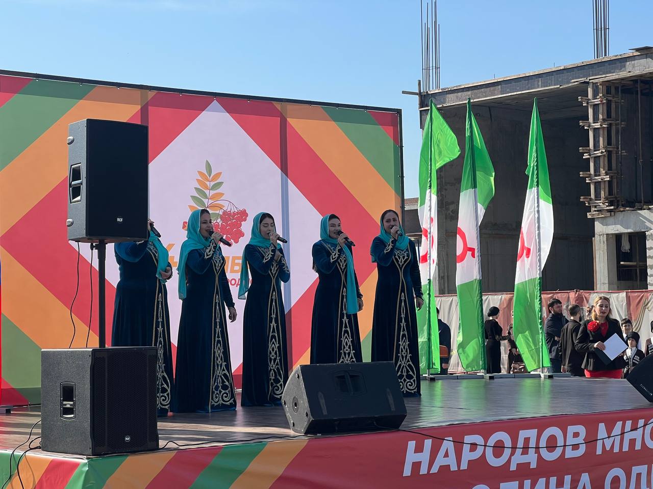 Сотрудники МЧС Ингушетии во главе с исполняющим обязанности министра по делам гражданской обороны и чрезвычайным ситуациям Республики Ингушетия Александром Евлоевым приняли участие в праздничном мероприятии, приуроченном ко... Сотрудники МЧС Ингушетии во главе с исполняющим обязанности министра по делам гражданской обороны и чрезвычайным ситуациям Республики Ингушетия Александром Евлоевым приняли участие в праздничном мероприятии, приуроченном ко...