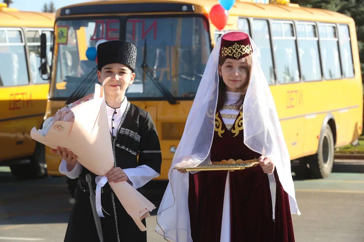 Глава Ингушетии вручил ключи от новых школьных автобусов Глава Ингушетии вручил ключи от новых школьных автобусов