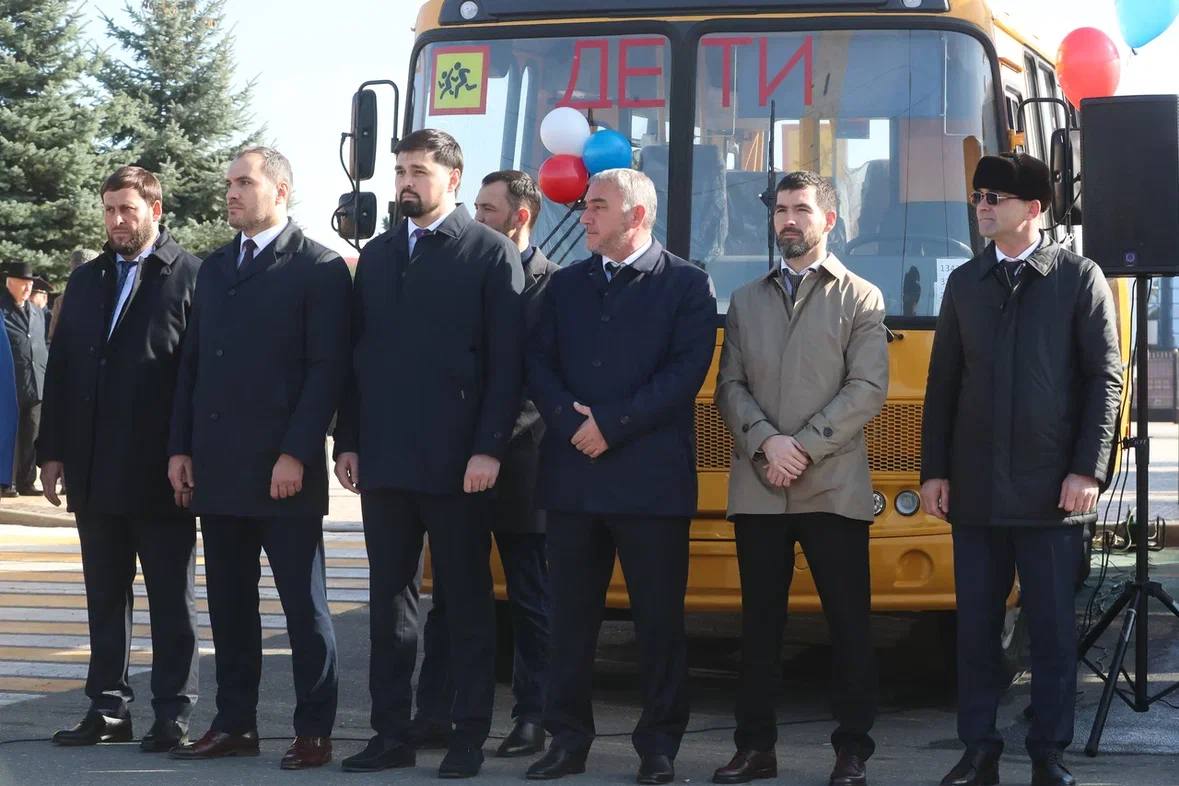 Глава Ингушетии вручил ключи от новых школьных автобусов Глава Ингушетии вручил ключи от новых школьных автобусов