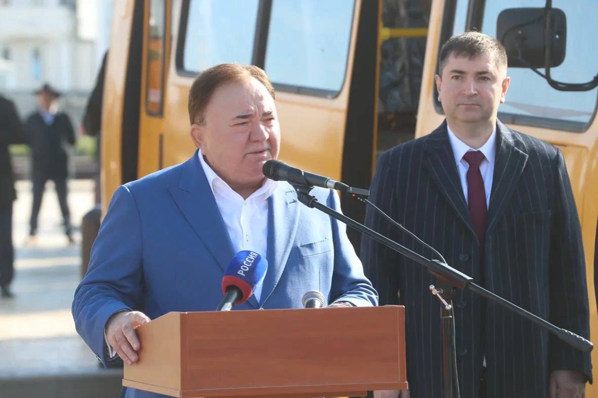 Глава Ингушетии вручил ключи от новых школьных автобусов Глава Ингушетии вручил ключи от новых школьных автобусов