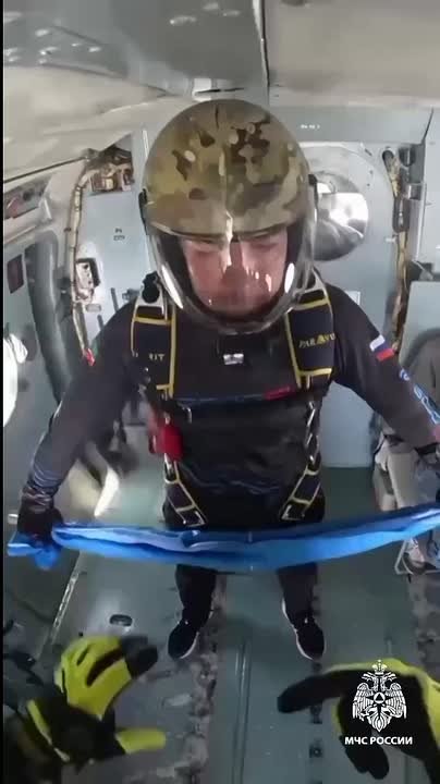 Юбилейный взлёт: флаг МЧС России развевался в небе Кавказа во время прыжка с парашютом